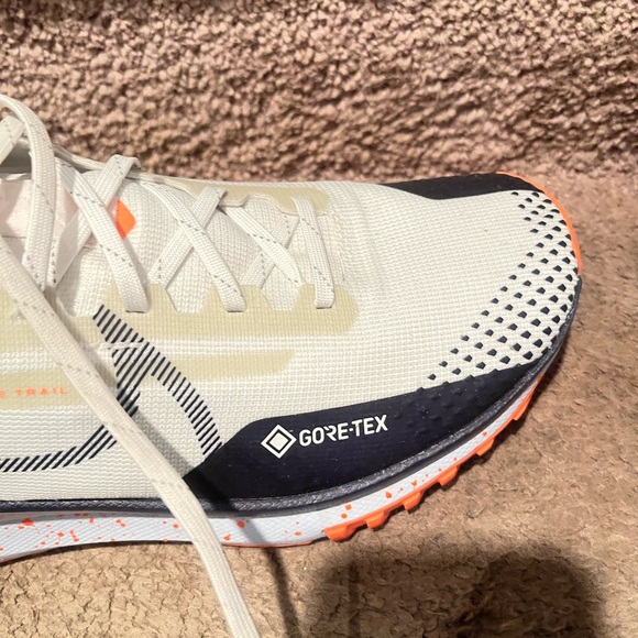 Beautiful size 9 White and Black Gore-Tex Nike Sneakers with Orange Accents. - Picture 14 of 15